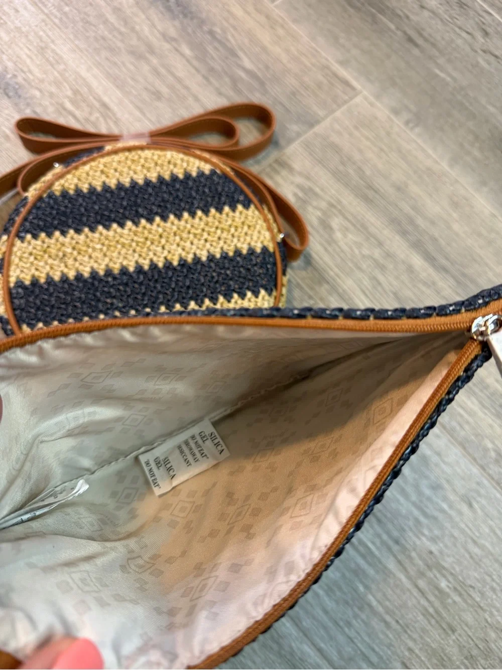 Thirty-One Jewell Round About Straw Crossbody and Cosmetic Bag Matching Set Navy